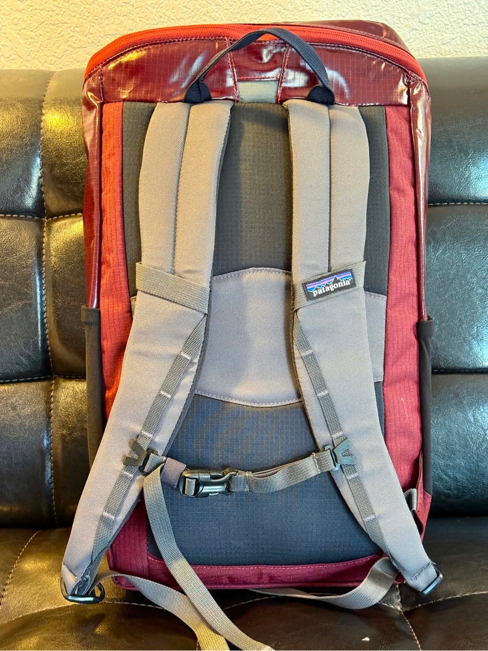 Women Patagonia Black Hole 23L Backpack Red - New - Minor Logo Flaw - Picture 5 of 7